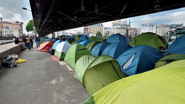 Hundreds of migrants, mostly from East Africa, live in this camp, some for a year, under the elevated railway near the Porte de la Chapelle in Paris on 26 May, 2015 - Sputnik Afrique