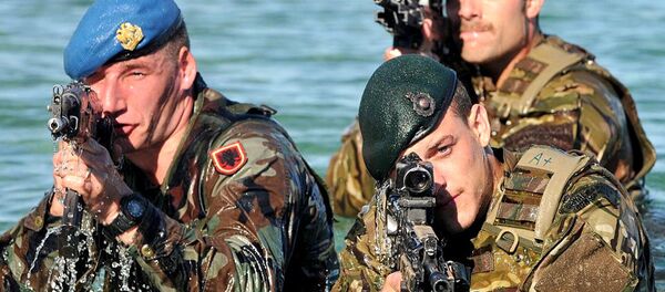 Royal Marine Commandos from the Response Force Task Group (RFTG) conducting amphibious training alongside their Albanian NATO counterparts (left) - Sputnik Afrique
