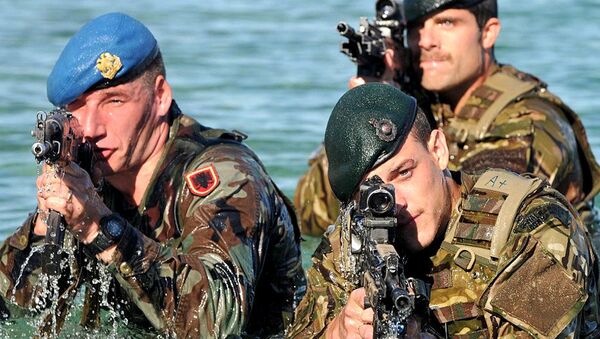 Royal Marine Commandos from the Response Force Task Group (RFTG) conducting amphibious training alongside their Albanian NATO counterparts (left) - Sputnik Afrique