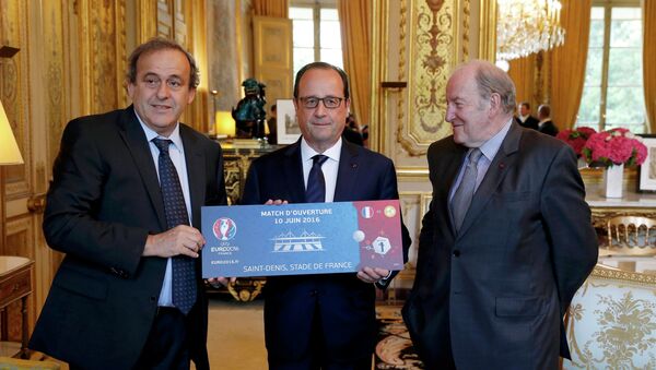 Michel Platini et Jacques Lambert offrent un billet symbolique à Francois Hollande - Sputnik Afrique