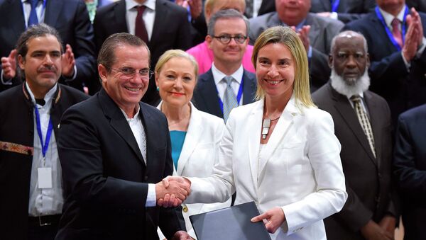 European Union foreign policy chief Federica Mogherini (R) shakes hands with Ecuador's Foreign Minister Ricardo Patino (L) during the signing of a draft agreement establishing the European Union-Latin America and Caribbean states Foundation (EU-LAC) , as an international delegation of foreign ministers and officials look on, at the start of an EU and the Community of Latin America and Caribbean states (EU-CELAC) foreign ministers' meeting at the European Commission in Brussels, Belgium, June 9, 2015. EU-CELAC summit - Sputnik Afrique