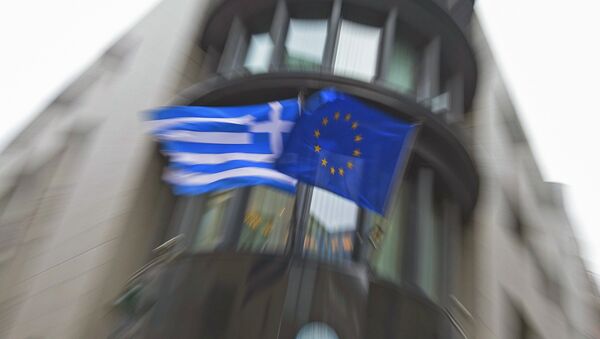 A Greek national flag (L) and a European Union flag flutter outside the Greek embassy in Brussels February 19, 2015. - Sputnik Afrique