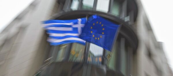 A Greek national flag (L) and a European Union flag flutter outside the Greek embassy in Brussels February 19, 2015. - Sputnik Afrique