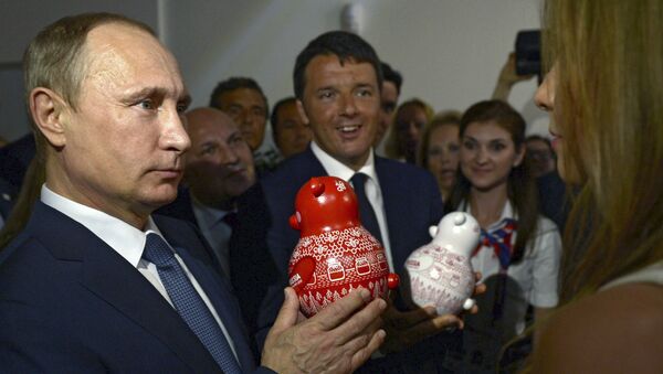 Russian President Vladimir Putin (L) and Italian Prime Minister Matteo Renzi (C) visit the Russia pavilion at the Expo 2015 global fair in Milan, northern Italy, June 10, 2015 - Sputnik Afrique