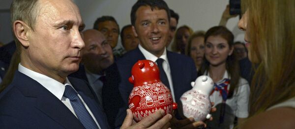 Russian President Vladimir Putin (L) and Italian Prime Minister Matteo Renzi (C) visit the Russia pavilion at the Expo 2015 global fair in Milan, northern Italy, June 10, 2015 - Sputnik Afrique