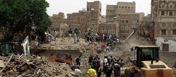 Yemenis search for survivors under the rubble of houses in the UNESCO-listed heritage site in the old city of Yemeni capital Sanaa, on June 12, 2015 following an overnight Saudi-led air strike. - Sputnik Afrique