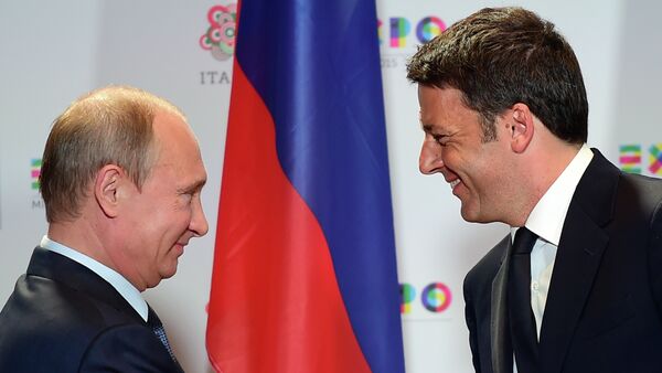 Russian President Vladimir Putin (L) shakes hands with Italian Prime Minister Matteo Renzi at the end of their press conference following a meeting and a visit at the Expo Milano 2015, the universal exhibition, on June 10, 2015 in Milan - Sputnik Afrique