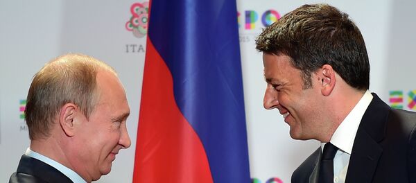 Russian President Vladimir Putin (L) shakes hands with Italian Prime Minister Matteo Renzi at the end of their press conference following a meeting and a visit at the Expo Milano 2015, the universal exhibition, on June 10, 2015 in Milan - Sputnik Afrique