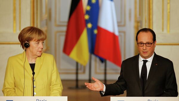 German Chancellor Angela Merkel (L) listens to French President Francois Hollande during a joint news conference after talks at the Elysee Palace in Paris February 20, 2015. - Sputnik Afrique