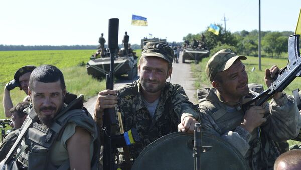 Members of the Ukrainian armed forces pose for a picture as they gather on an armoured vehicle on the roadside near the village of Vidrodzhennya outside Artemivsk, Donetsk region, Ukraine, June 9, 2015 - Sputnik Afrique