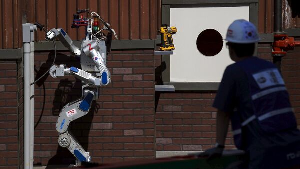 The Team KAIST DRC-Hubo robot completes the plug task before winning the finals of the Defense Advanced Research Projects Agency (DARPA) Robotic Challenge in Pomona, California June 6, 2015 - Sputnik Afrique