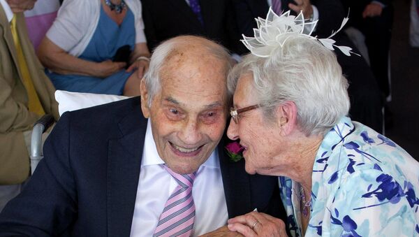 Doreen Luckie (R), aged 91, and George Kirby (L), aged 103 - Sputnik Afrique