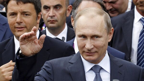 Russian President Vladimir Putin waves followed by Italian Prime Minister Matteo Renzi (L) as he visits the Expo 2015 global fair in Milan, northern Italy, June 10, 2015. - Sputnik Afrique