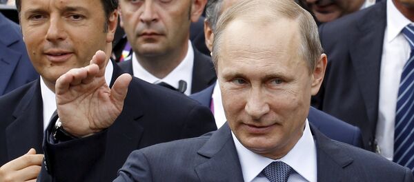 Russian President Vladimir Putin waves followed by Italian Prime Minister Matteo Renzi (L) as he visits the Expo 2015 global fair in Milan, northern Italy, June 10, 2015. - Sputnik Afrique