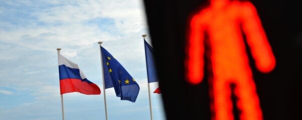 Les drapeaux de la Russie et de l'UE - Sputnik Afrique