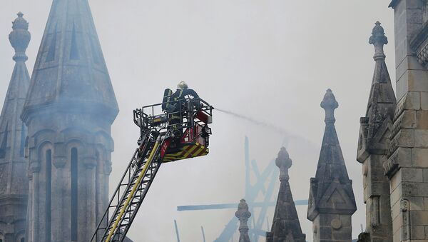 French firefighters try to extinguish the fire that damaged the roof of the Saint Donatien Basilica in Nantes - Sputnik Afrique