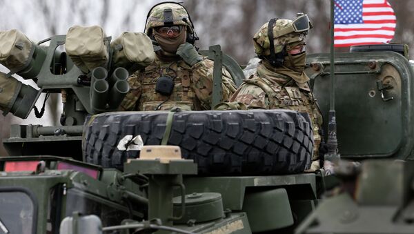 Members of US Army’s 2nd Cavalry Regiment ride on an armored vehicle - Sputnik Afrique