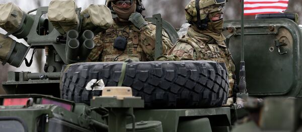 Members of US Army’s 2nd Cavalry Regiment ride on an armored vehicle Members of US Army’s 2nd Cavalry Regiment ride on an armored vehicle - Sputnik Afrique
