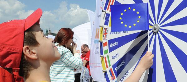 A boy holding a EU flag looks at a wheel with the names of all European Union countries during a picnic marking ten years since Poland joined the EU, in Warsaw, Poland, Thursday, May 1, 2014 - Sputnik Afrique