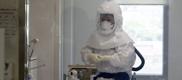 A health care worker in full protective gear checks on a patient who is infected with Middle East Respiratory Syndrome (MERS) inside an isolation ward at Seoul Medical Center in Seoul, South Korea, June 10, 2015 - Sputnik Afrique