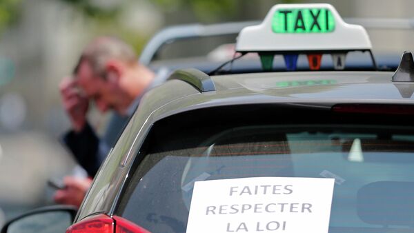 Taxi drivers demonstrate during a protest against car-sharing service Uber in Nantes, western France, June 9, 2015 - Sputnik Afrique