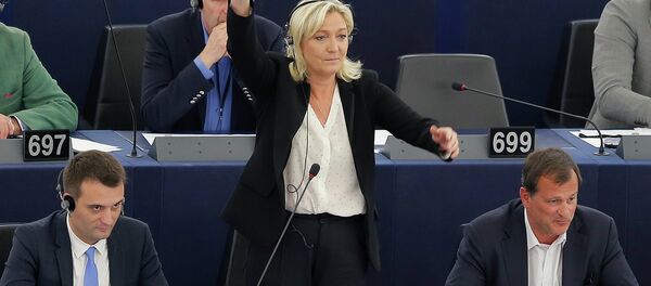 France's far-right National Front political party leader and member of the European Parliament Marine Le Pen (C) France's far-right National Front political party leader and member of the European Parliament Marine Le Pen (C) - Sputnik Afrique