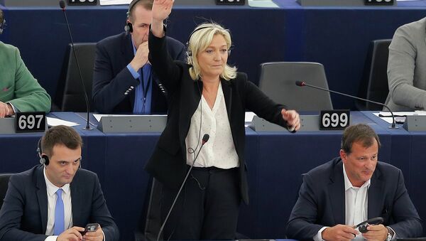 France's far-right National Front political party leader and member of the European Parliament Marine Le Pen (C) - Sputnik Afrique