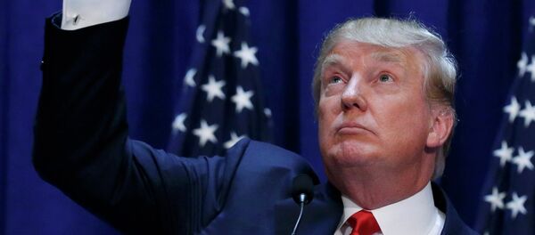 US Republican presidential candidate, real estate mogul and TV personality Donald Trump acknowledges supporters while formally announcing his campaign for the 2016 Republican presidential nomination during an event at Trump Tower in New York June 16, 2015 - Sputnik Afrique