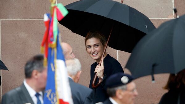 French producer and actress Julie Gayet attends a ceremony to mark the 75th anniversary of General Charles de Gaulle's appeal of June 18, 1940, at the Mont Valerien memorial in Suresnes, outside of Paris, France, June 18, 2015. - Sputnik Afrique