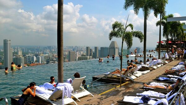 Des touristes près d'une piscine à Singapour. - Sputnik Afrique