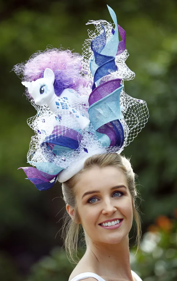 Les chapeaux fantastiques des courses royales d'Ascot Les chapeaux fantastiques des courses royales d'Ascot - Sputnik Afrique