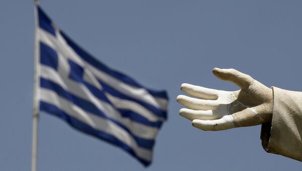 A Greek flag flutters by the hand of a statue of former British Prime Minister William Ewart Gladstone in Athens June 17, 2015. - Sputnik Afrique