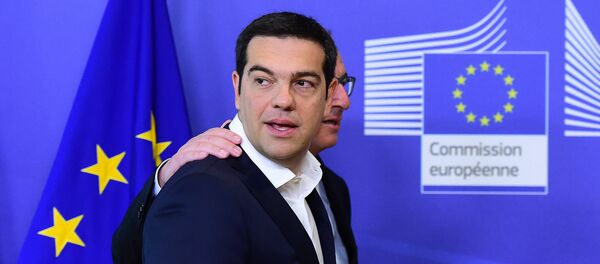 Le premier ministre grec Alexis Tsipras accompagné par le président de la Commission européenne Jean-Claude Juncker, le 22 juin 2015 Le premier ministre grec Alexis Tsipras accompagné par le président de la Commission européenne Jean-Claude Juncker, le 22 juin 2015 - Sputnik Afrique