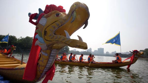 Participants get ready for a dragon boat race as part of celebrations for the Duanwu festival also known as the Dragon Boat festival held in Beijing, China, Wednesday, June 12, 2013. - Sputnik Afrique