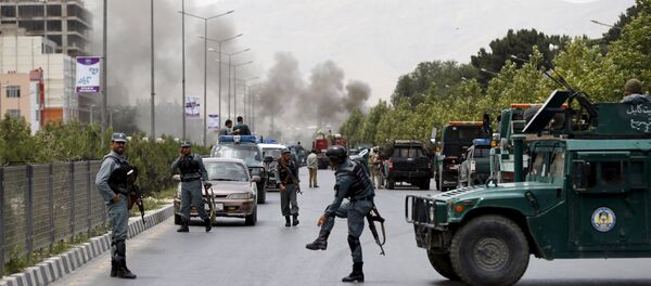Smoke rises from the site of an attack near the Afghan parliament in Kabul, Afghanistan June 22, 2015. - Sputnik Afrique