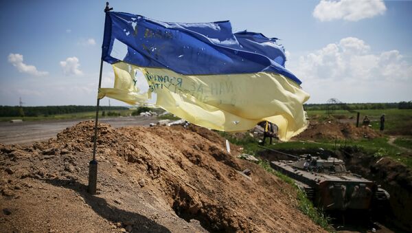 A tattered Ukrainian national flag flutters in the wind at a position held by the Ukrainian armed forces near the town of Maryinka, eastern Ukraine, June 5, 2015 - Sputnik Afrique