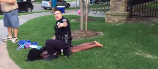 Former McKinney, Texas Police Officer Eric Casebolt restrains a teenage girl at a pool party on Friday June 5, 2015. - Sputnik Afrique