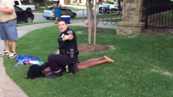 Former McKinney, Texas Police Officer Eric Casebolt restrains a teenage girl at a pool party on Friday June 5, 2015. - Sputnik Afrique