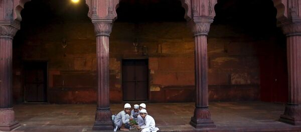 Дети во время ифтара в Дели - Sputnik Afrique