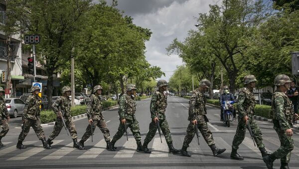 Thai soldiers patrol near government buildings on May 23, 2014 in Bangkok, Thailand - Sputnik Afrique