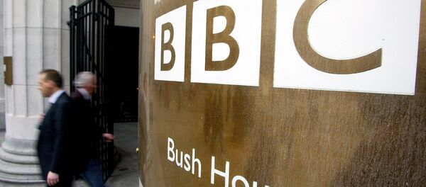 Pedestrians walks past the doors of the BBC's Bush House in London. File photo - Sputnik Afrique