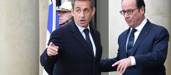 French President Francois Hollande (R) welcomes France's former President and leader of the right-wing UMP party Nicolas Sarkozy (L) at the Elysee Palace before attending a Unity rally “Marche Republicaine” on January 11, 2015 - Sputnik Afrique