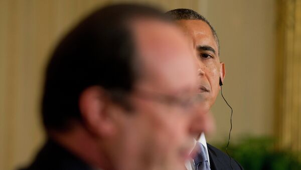 President Barack Obama listens as French President Francois Hollande speaks during their news conference in the East Room of the White House in Washington, Tuesday, Feb. 11, 2014 - Sputnik Afrique