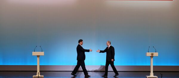 Le président chinois Xi Jinping est accueilli par son homologue russe Vladimir Poutine lors de la cérémonie d'ouverture de L'Année du tourisme chinois en Russie à Moscou - Sputnik Afrique