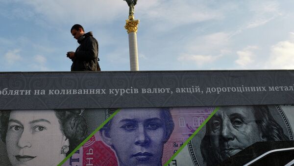 A man stands next to an advertising placard showing British pounds, US dollars and Ukrainian hryvnia banknotes in the Ukrainian capital Kiev - Sputnik Afrique