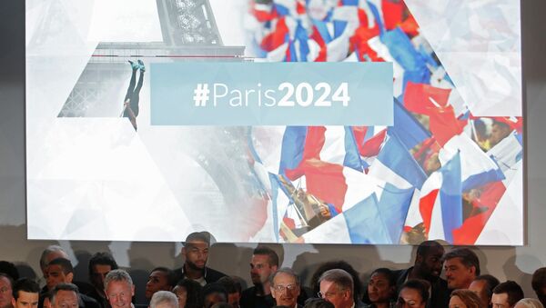 French athletes and officials pose, including city mayor Anne Hidalgo (5thL), as they attend an event to launch the Paris bid to host the 2024 Olympic and Paralympic Games in Paris, France, June 23, 2015. - Sputnik Afrique