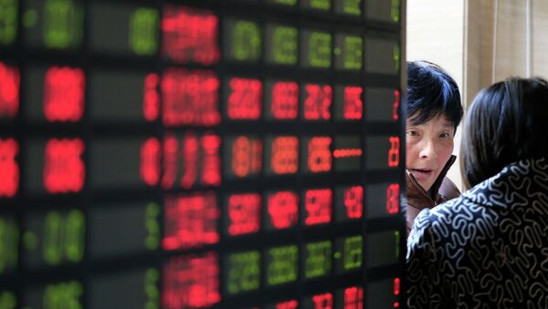 Investors talk next to the stock price monitor at a private securities company Thursday Dec. 19, 2013 in Shanghai, China - Sputnik Afrique