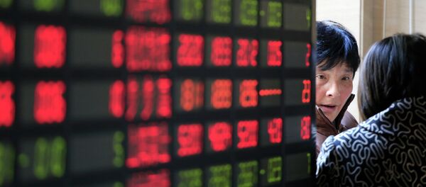 Investors talk next to the stock price monitor at a private securities company Thursday Dec. 19, 2013 in Shanghai, China - Sputnik Afrique