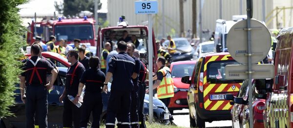 French police and firefighters gather at the entrance of the Air Products company in Saint-Quentin-Fallavier, near Lyon, central eastern France, on June 26, 2015 - Sputnik Afrique