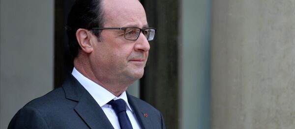 French President François Hollande is pictured after escorting German chancellor Angela Merkel out of the Elysee palace following their meeting - Sputnik Afrique